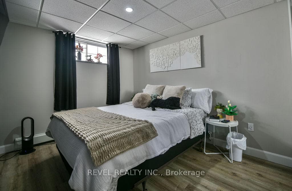 1301 Lozanne Crescent photo 32