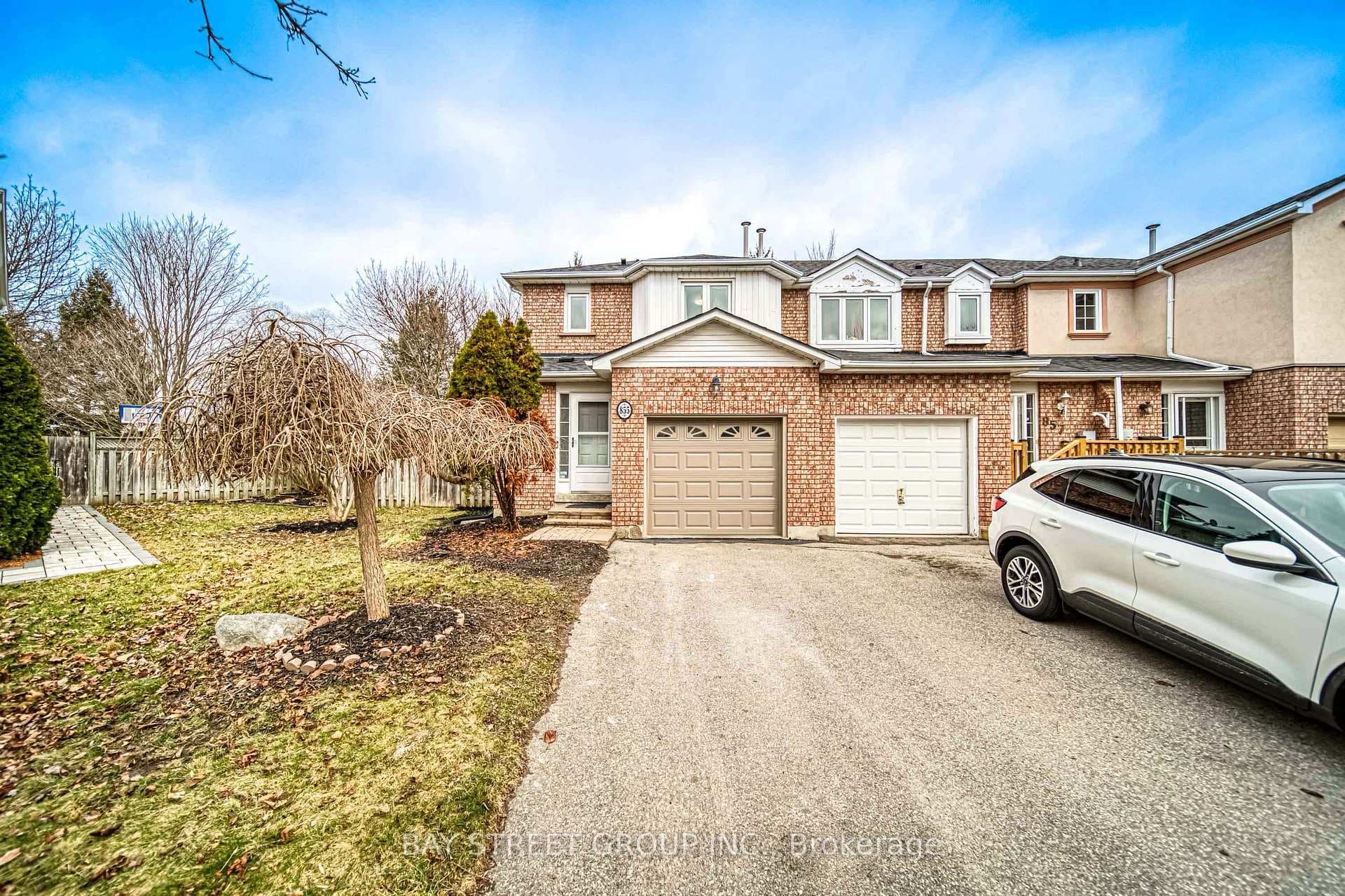 855 Clancey Crescent photo 1
