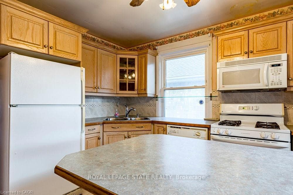 lots of cupboards & counter spa