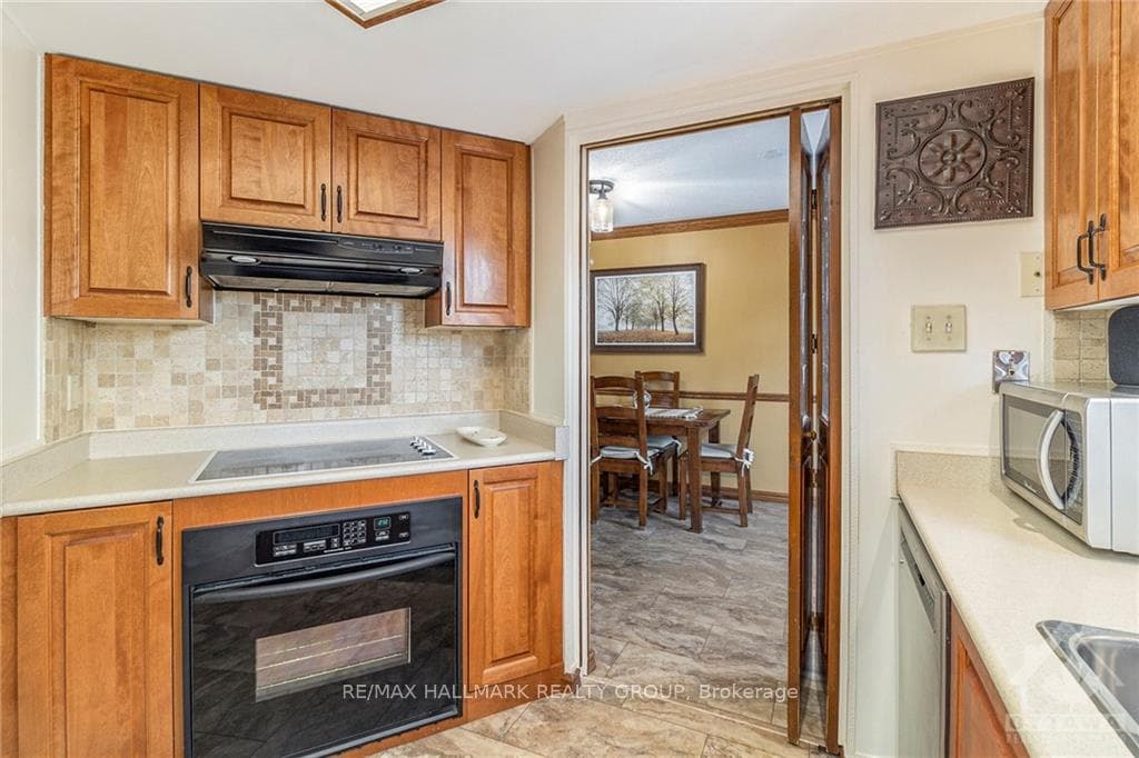 825 HARLEQUIN Crescent photo 9