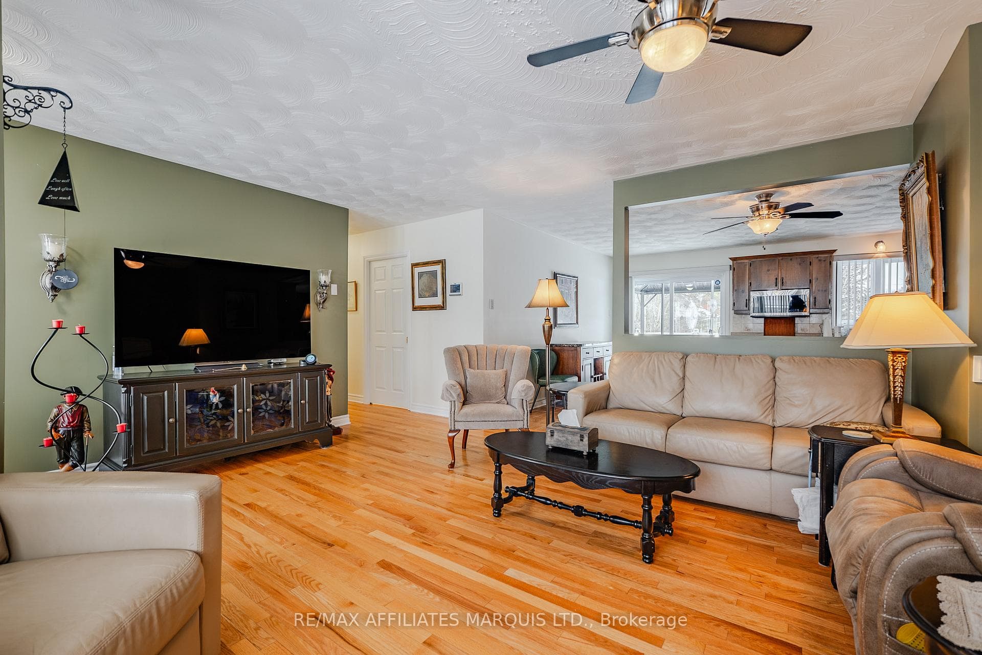 20322 Lochiel Street photo 6