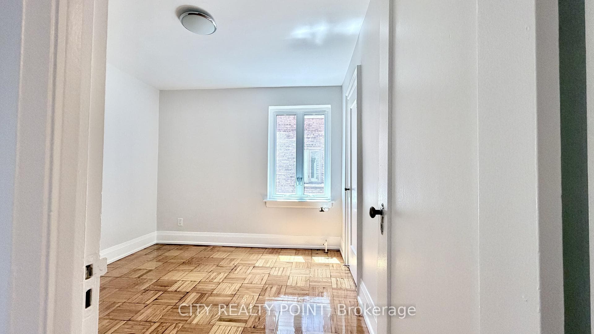 398 Avenue Road Unit 521 photo 7