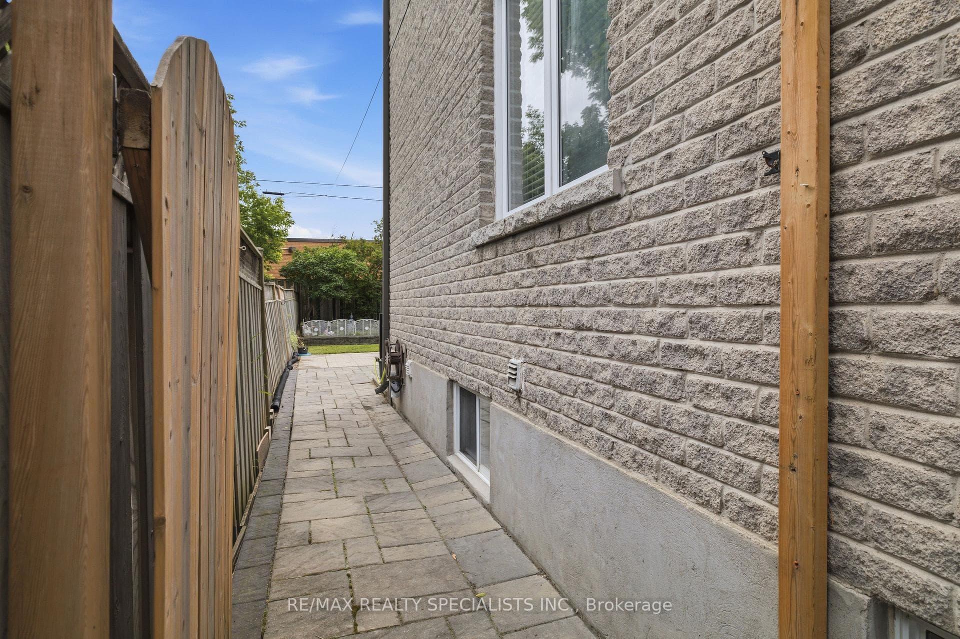 1036 Caven Street photo 3