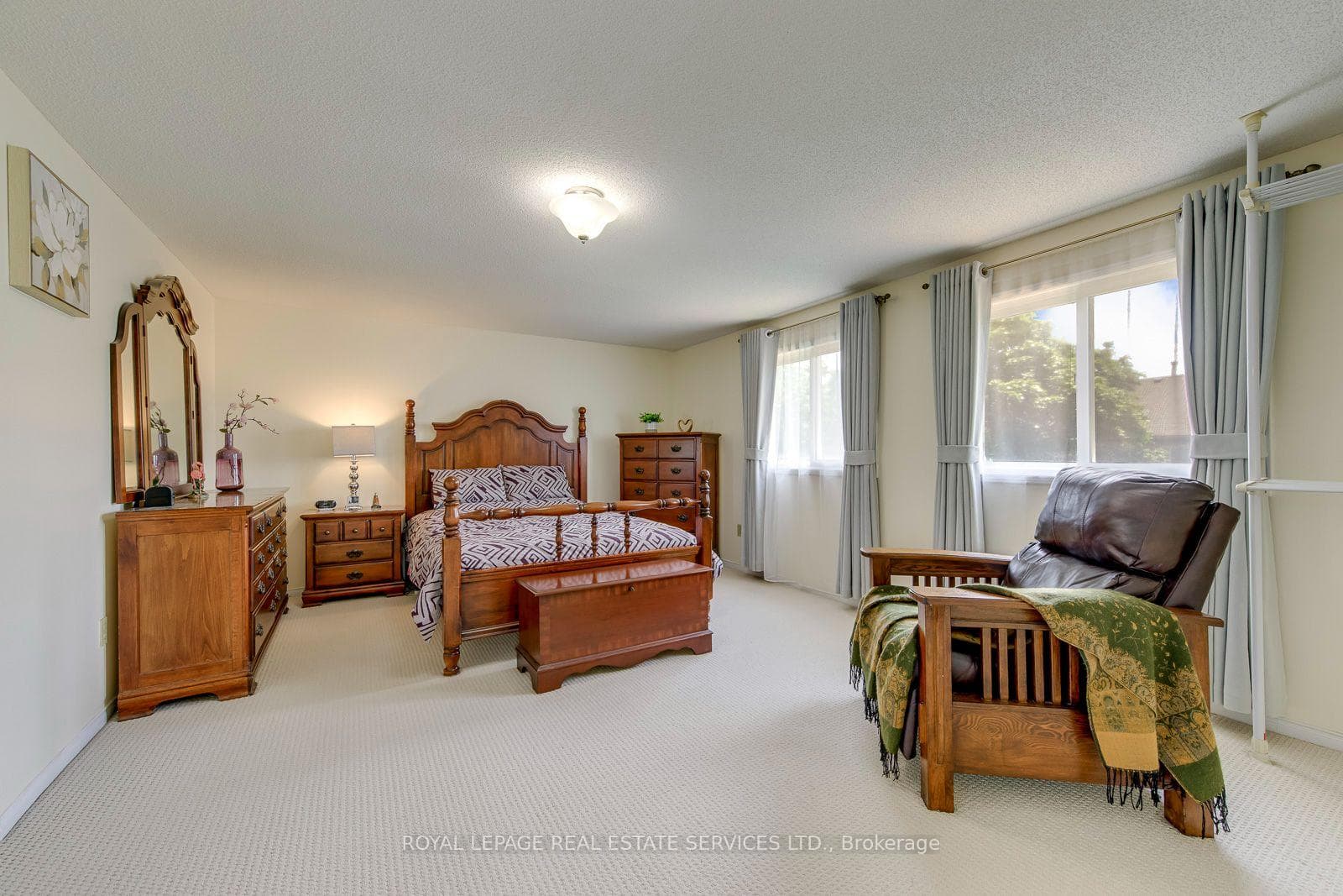 Large Primary Bedroom with a Closet & a4pc Ensuite