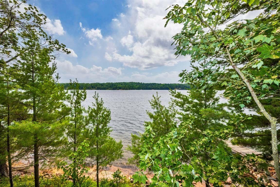 Stunning long views of unspoiled shoreline!