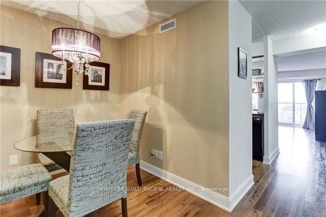 125 Village Green Square Unit 2906 photo 8