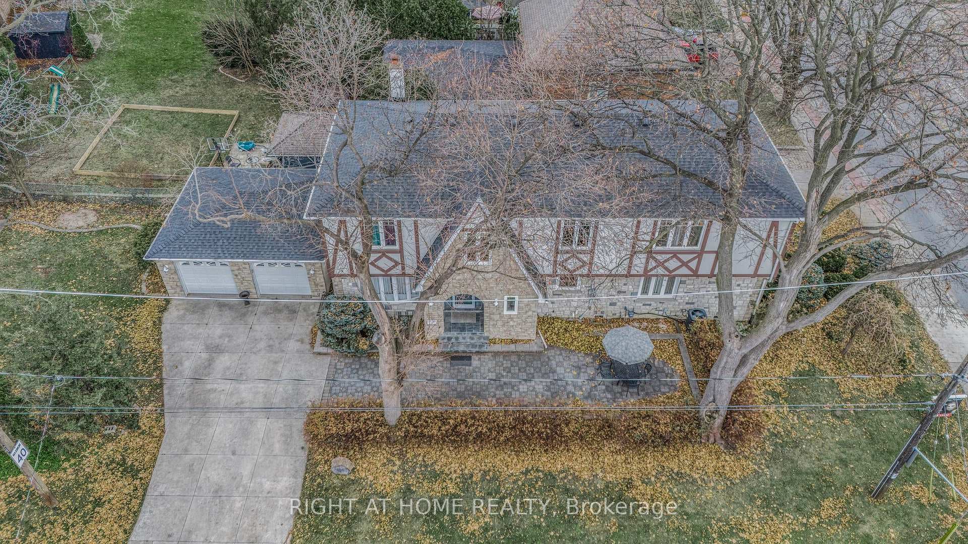186 Royalavon Crescent photo 5