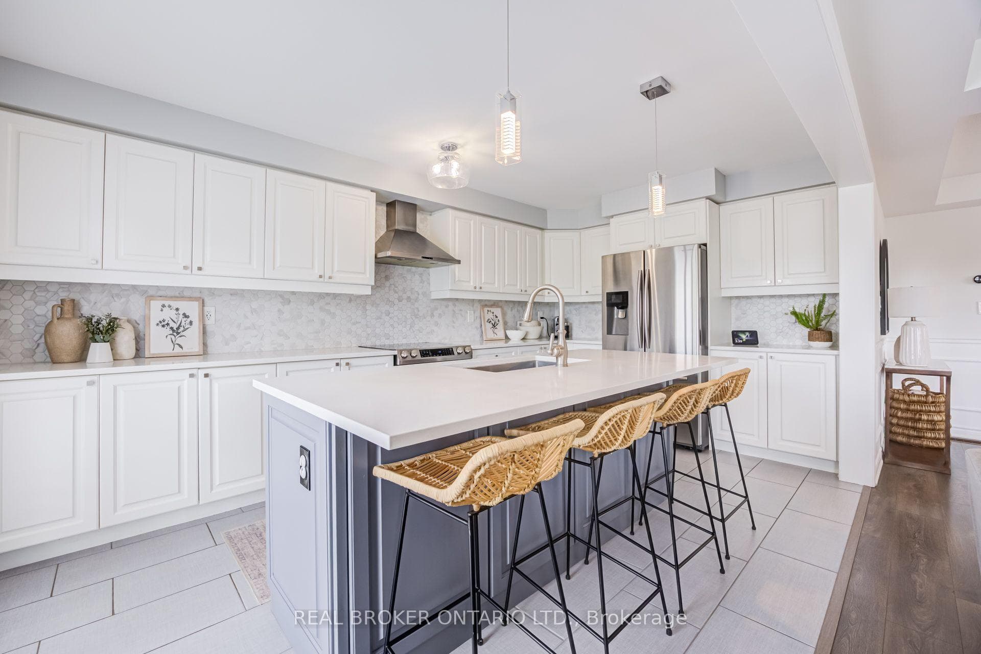 1178 Duignan Crescent photo 19