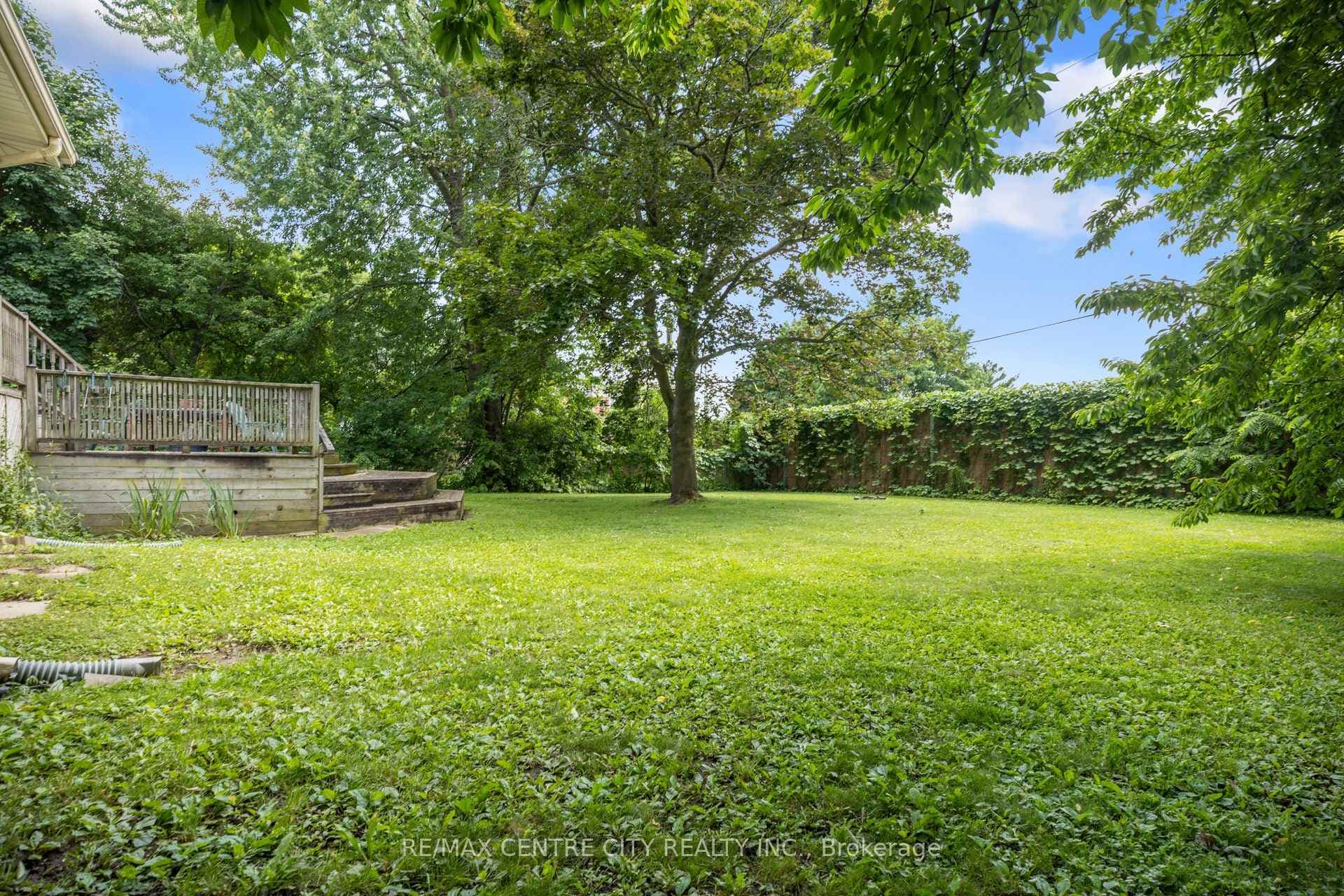 46 Brentwood Crescent photo 38
