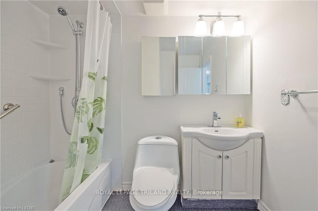 733 DEVERON Crescent Unit 107 photo 34