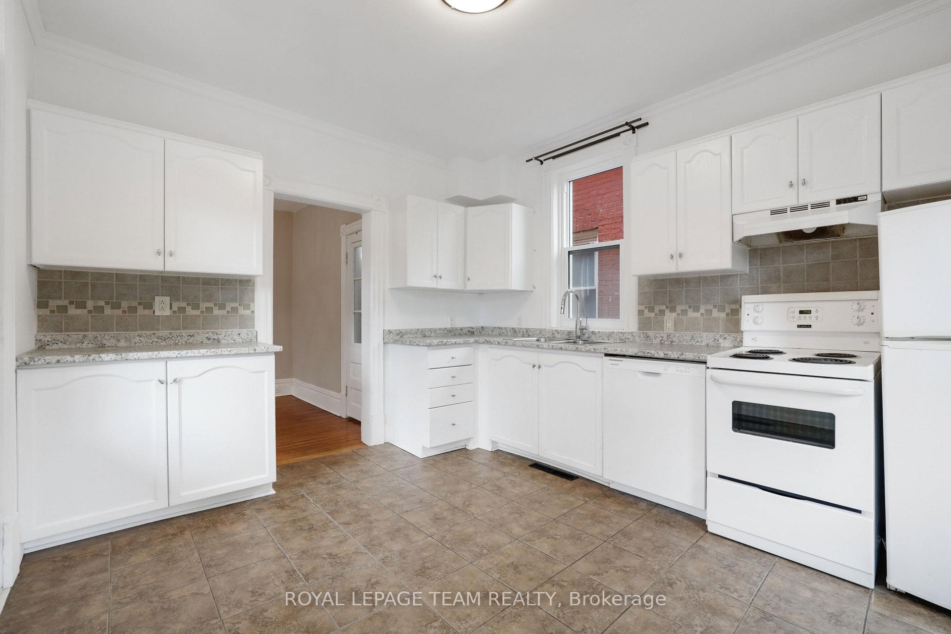 190 Lochiel Street photo 19