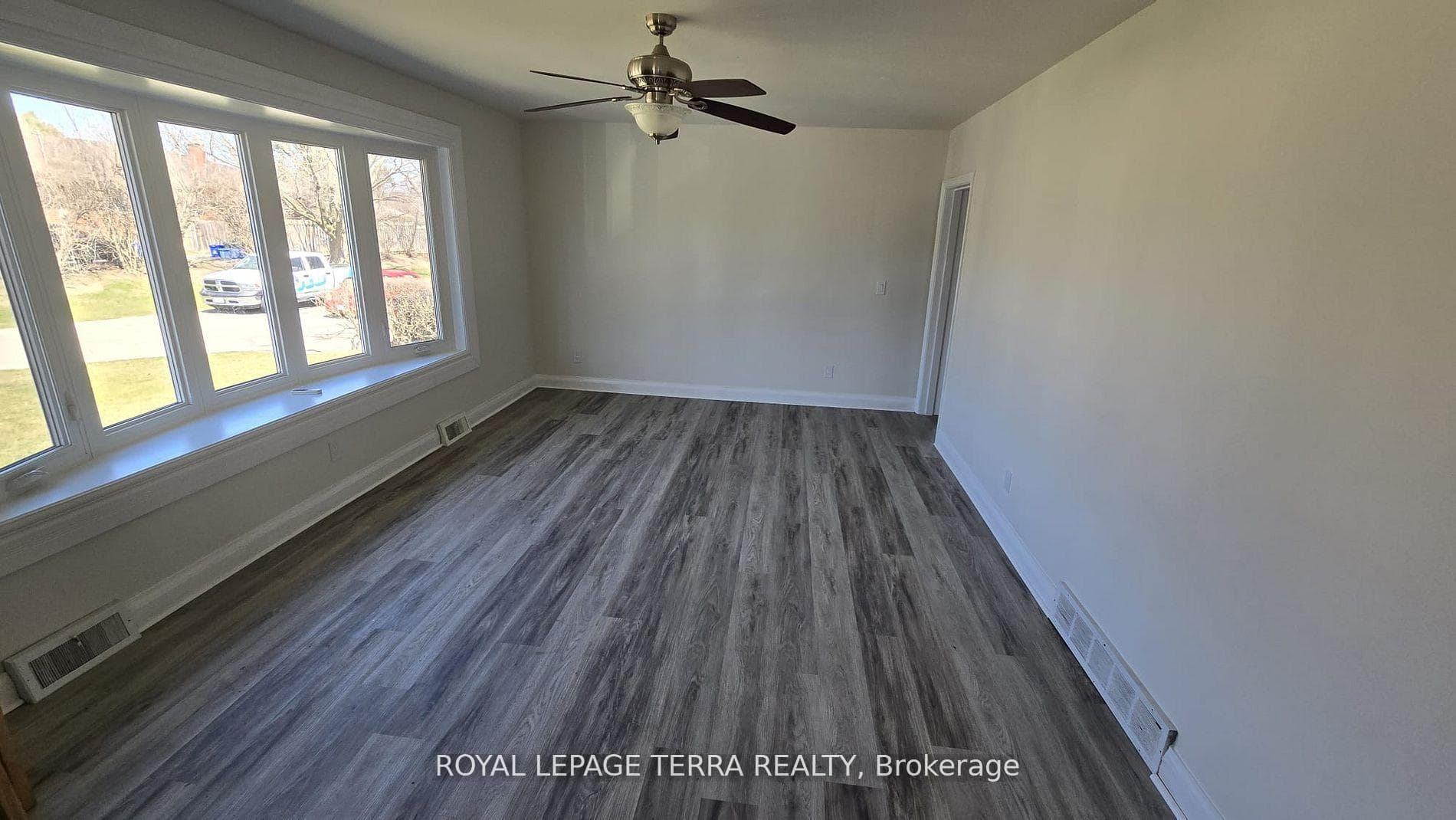 779 Whitman Crescent photo 2