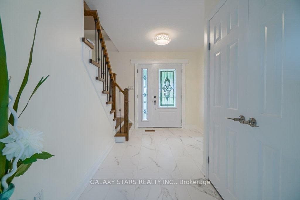 62 Langevin Crescent photo 6