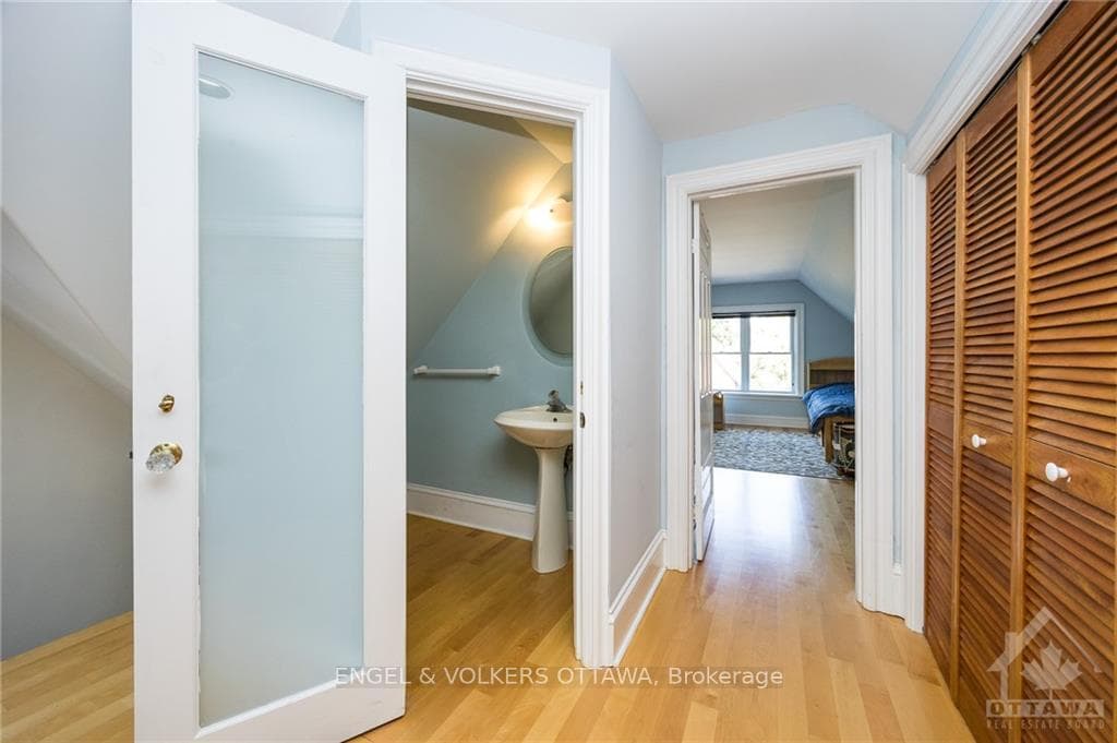 650 GILMOUR Street photo 26