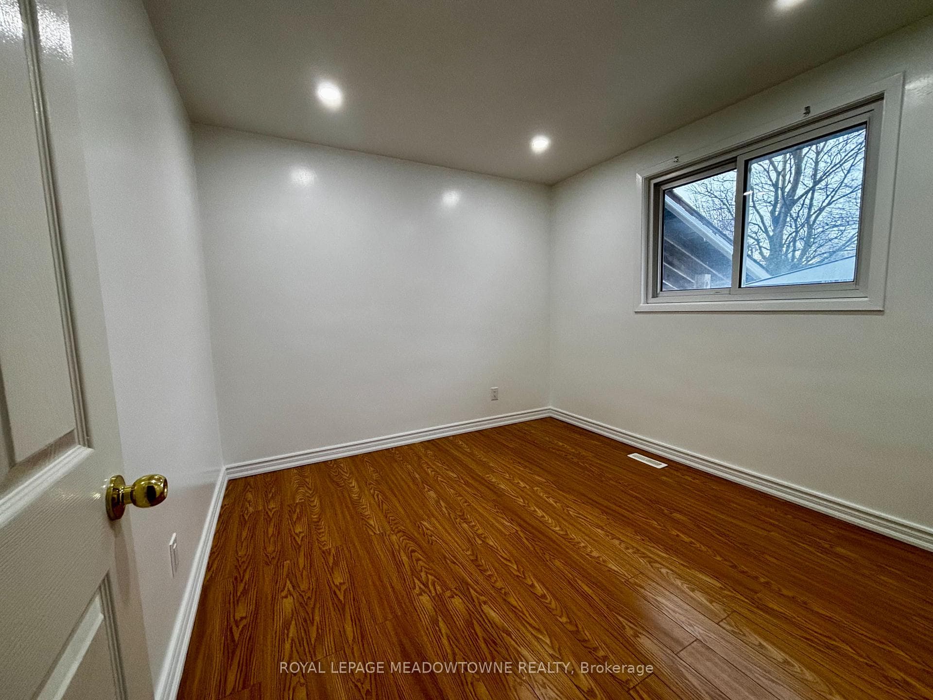 736 Sunnypoint Drive Unit Upper photo 12