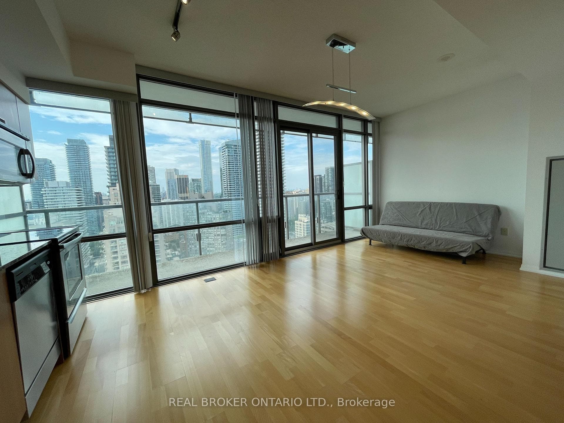 37 Grosvenor Street Unit 3105 photo 3