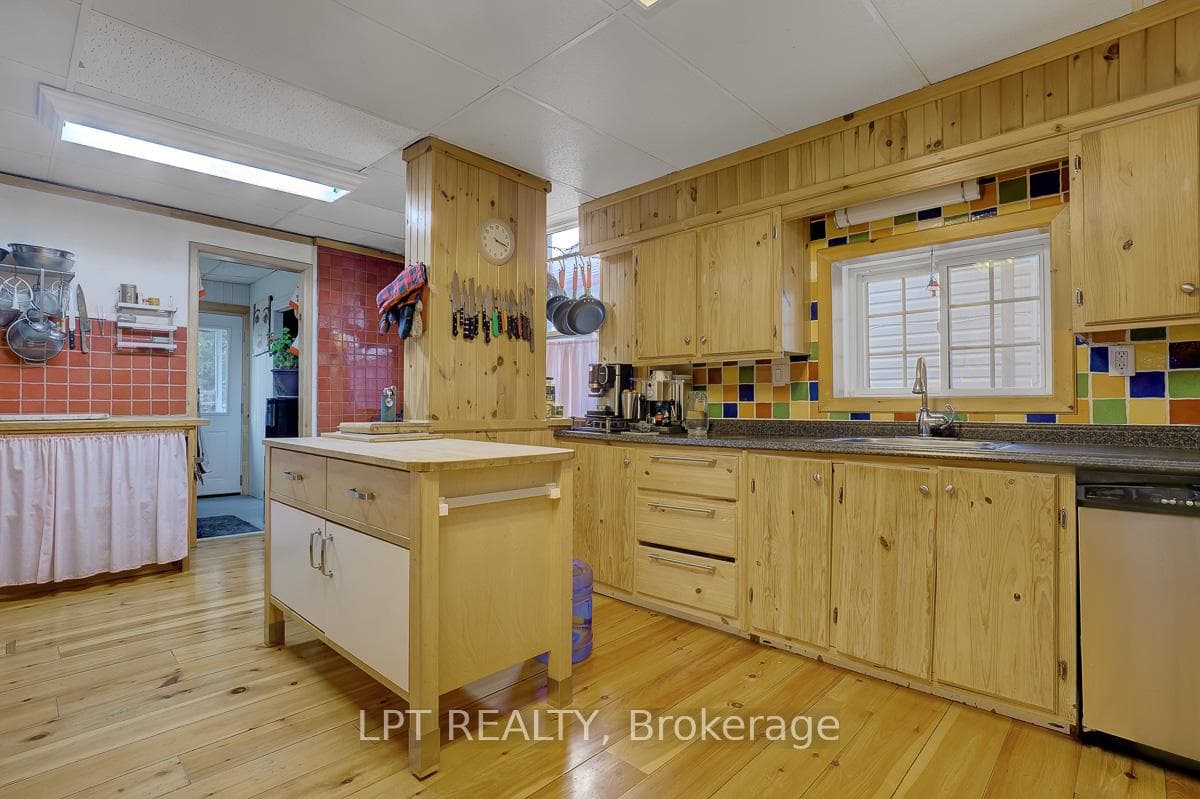 8197 Victoria Street photo 8