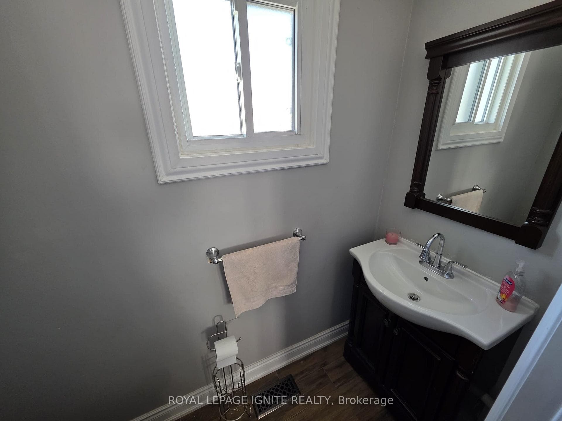 147 Enderby Crescent photo 8