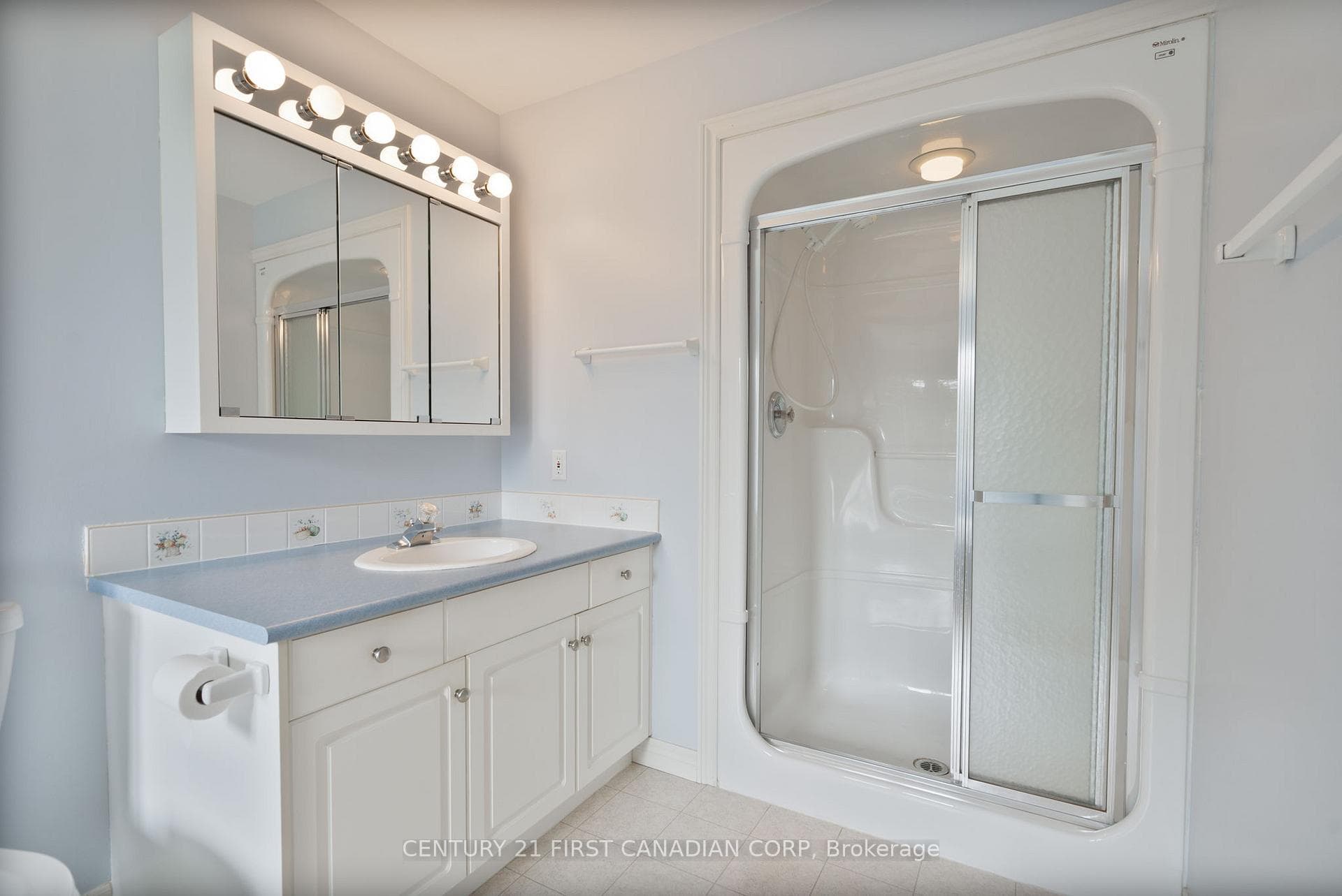 584 Wellington Street photo 17