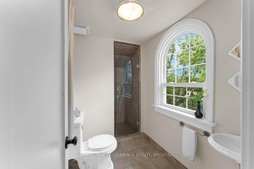 609 Earl Street photo 42