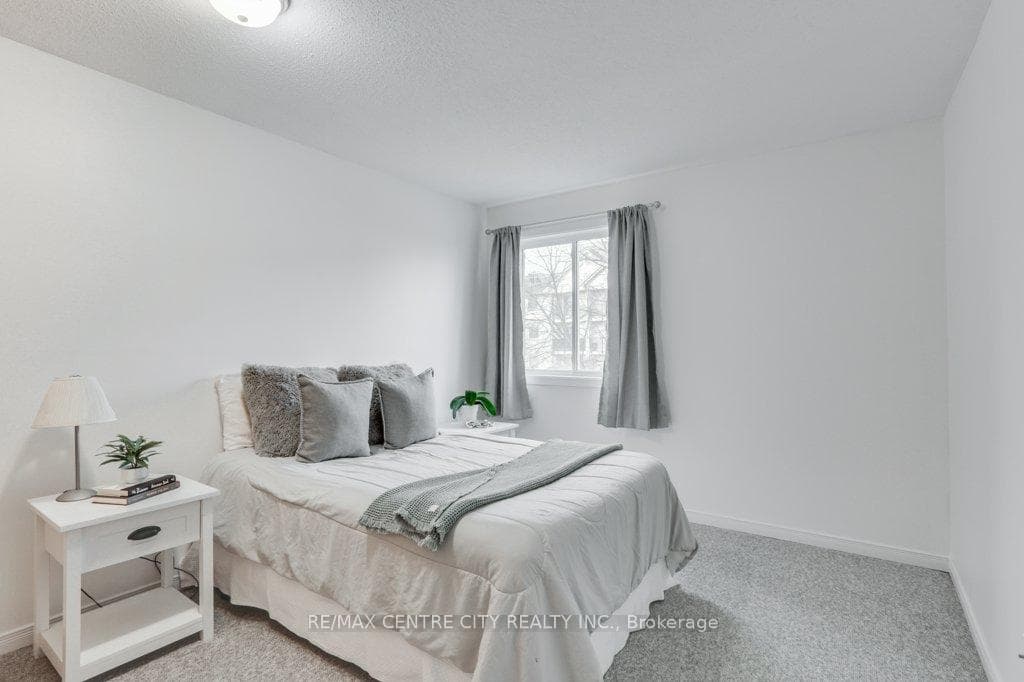 737 Deveron Crescent Unit 203 photo 17