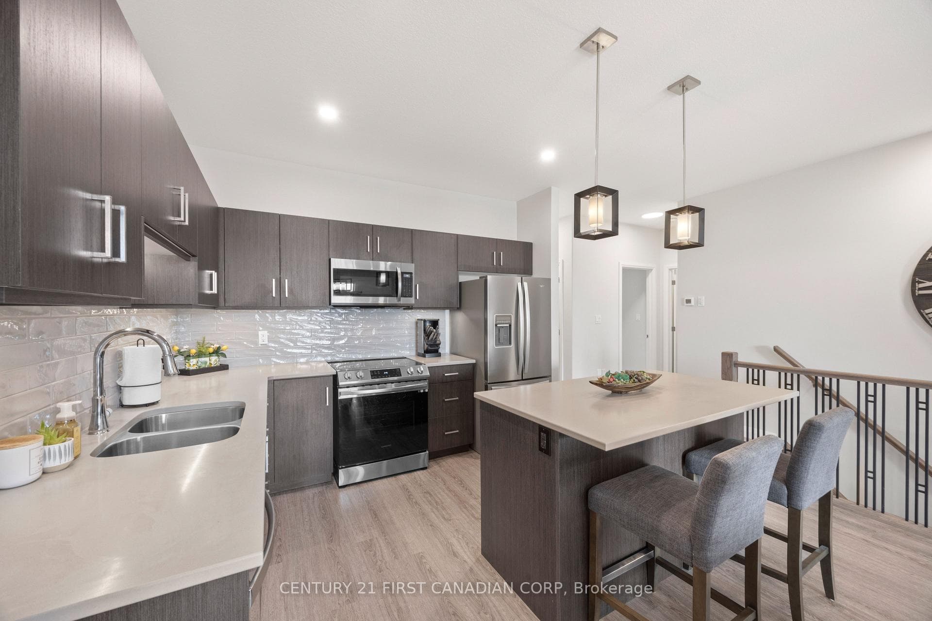100 Rowe Avenue photo 15