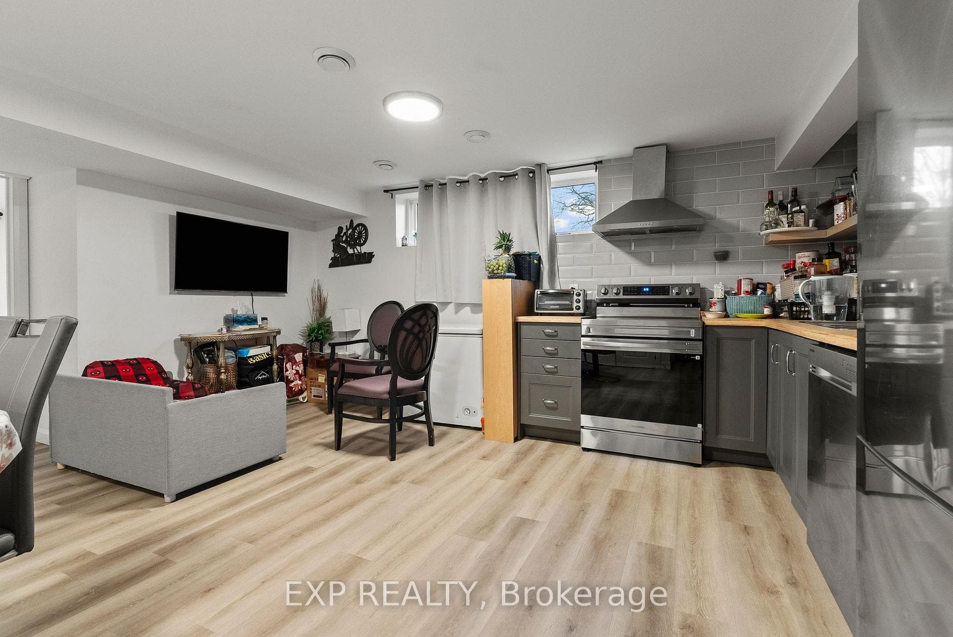 692 Claude Street photo 21