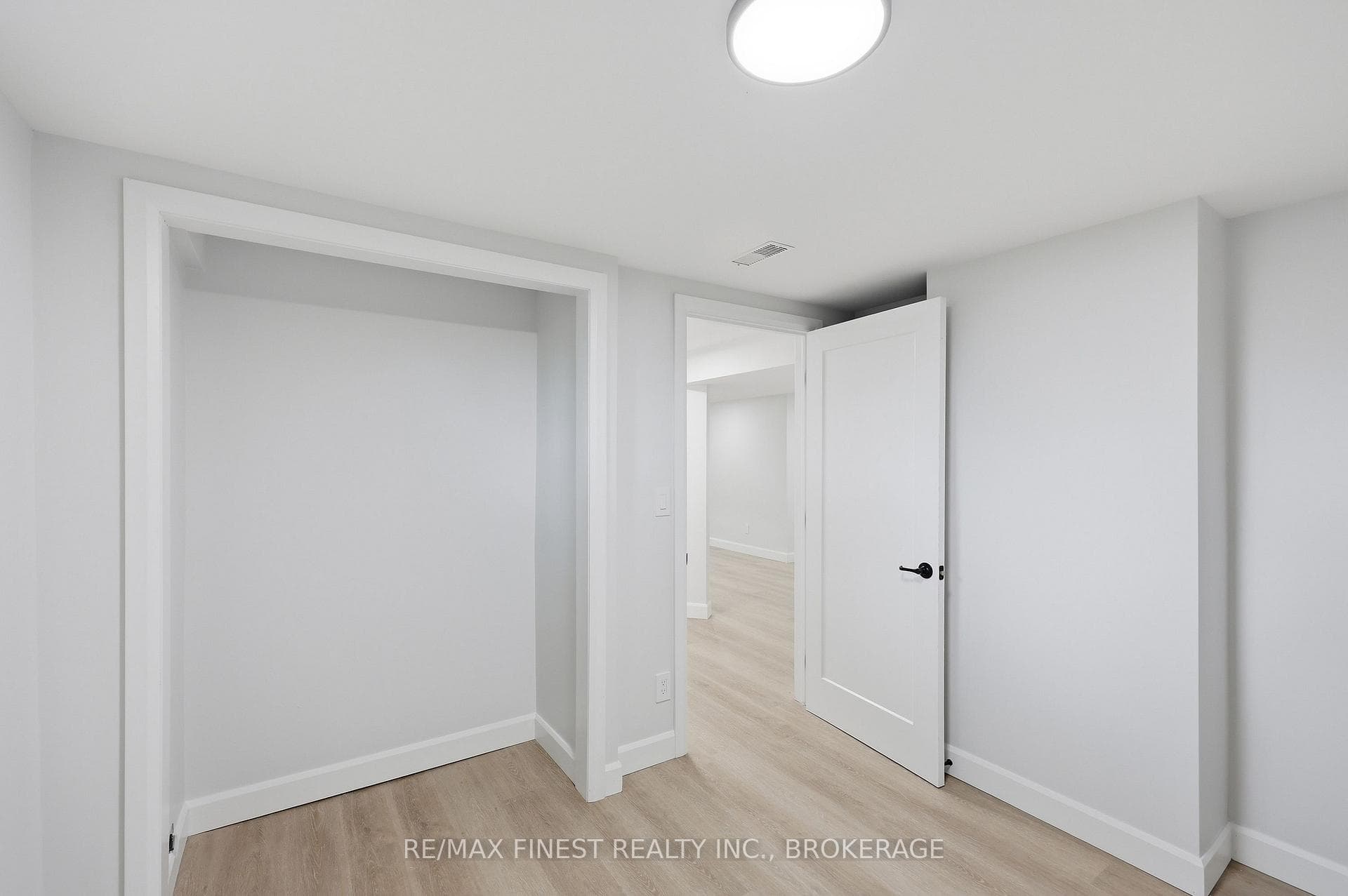 687 Willis Street photo 39
