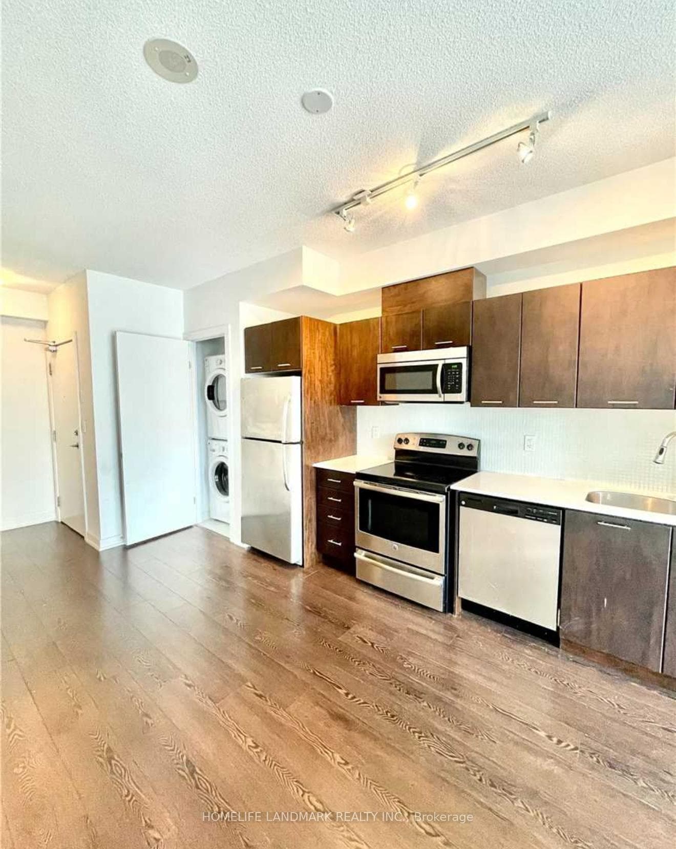20 Bruyeres Mews Unit 1015 photo 3