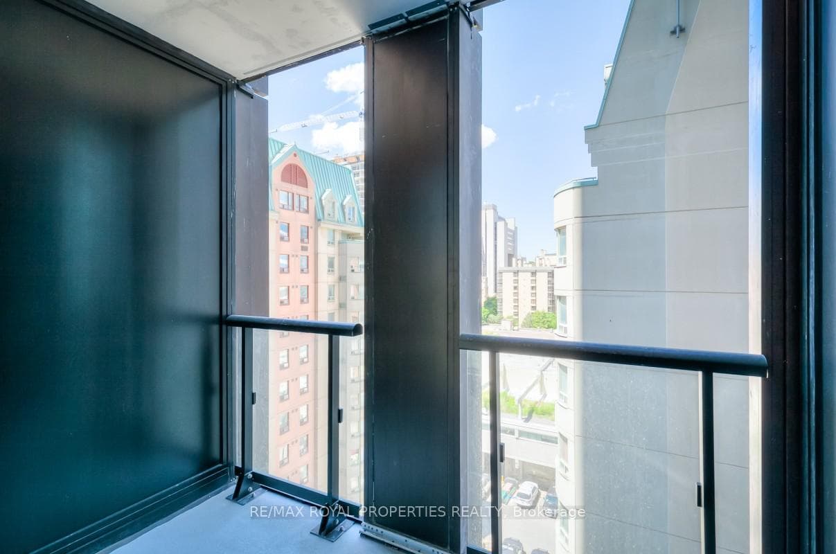 238 Simcoe Street Unit 820 photo 3