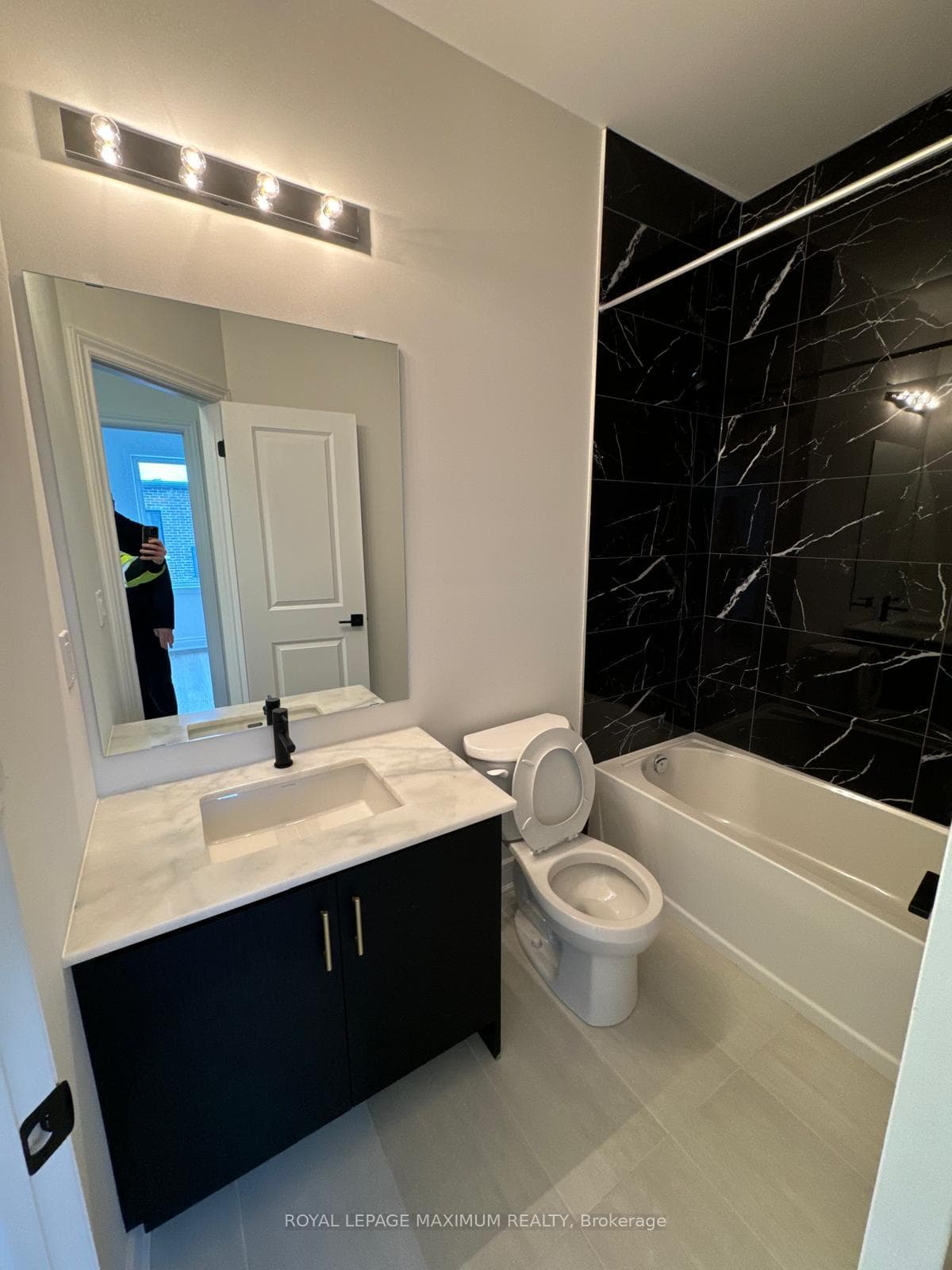 82 Paradox Street photo 17