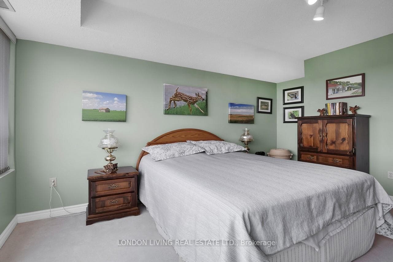 744 Wonderland Road Unit 805 photo 17