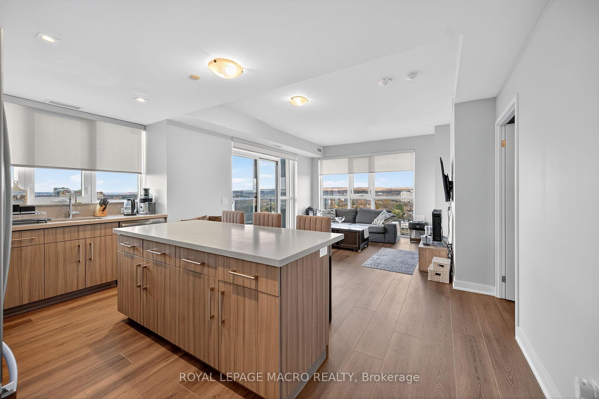 2007 James Street Unit 1707 photo 4