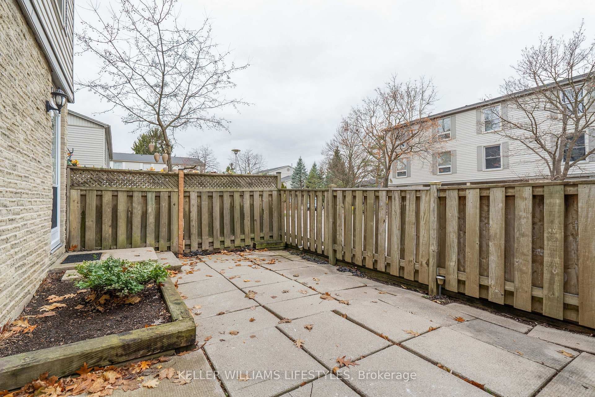 345 Everglade Crescent photo 2