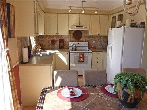 2366 Newcastle Crescent photo 5