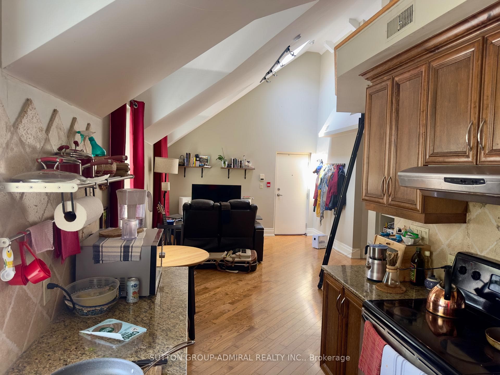 136 springhurst Avenue Unit 8 photo 3