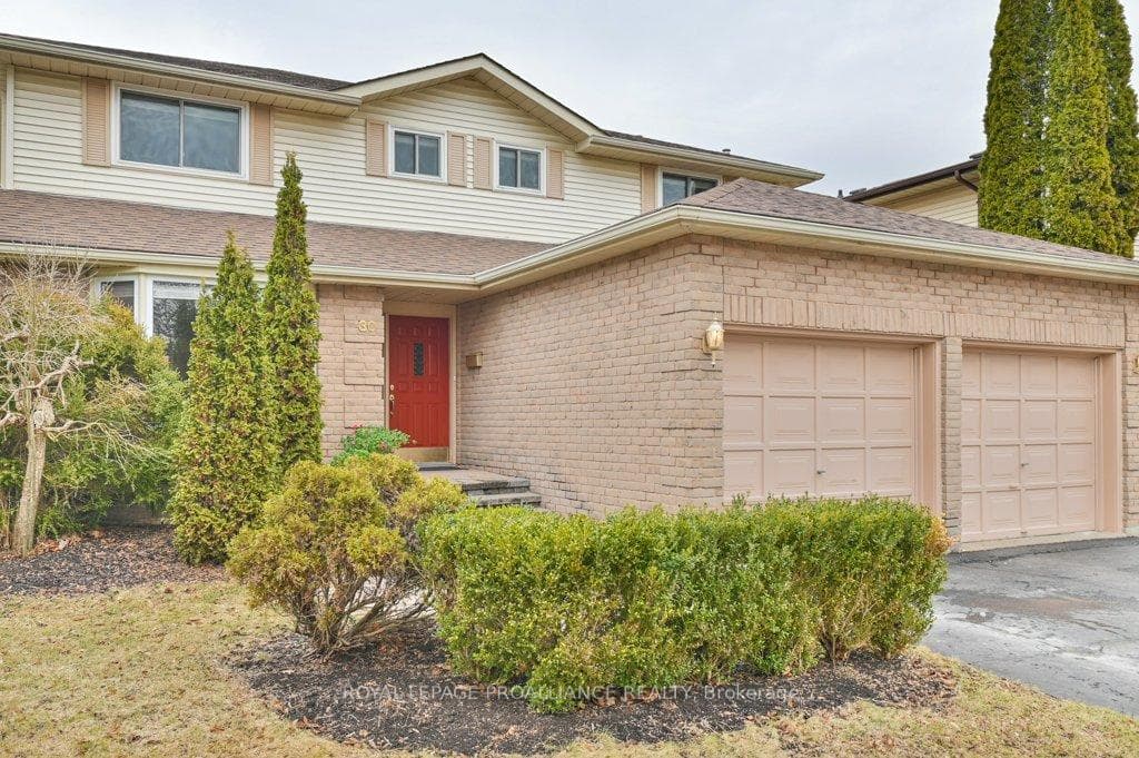 30 Springbrook Crescent photo 3