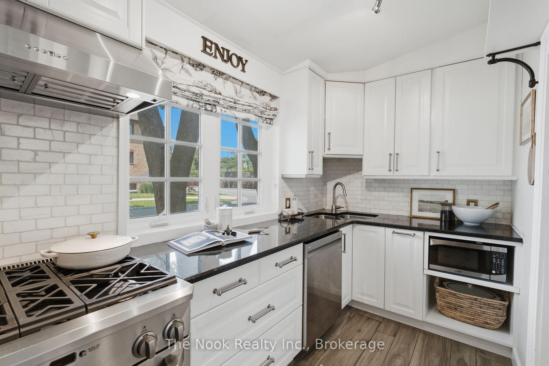 400 Byron Street photo 16