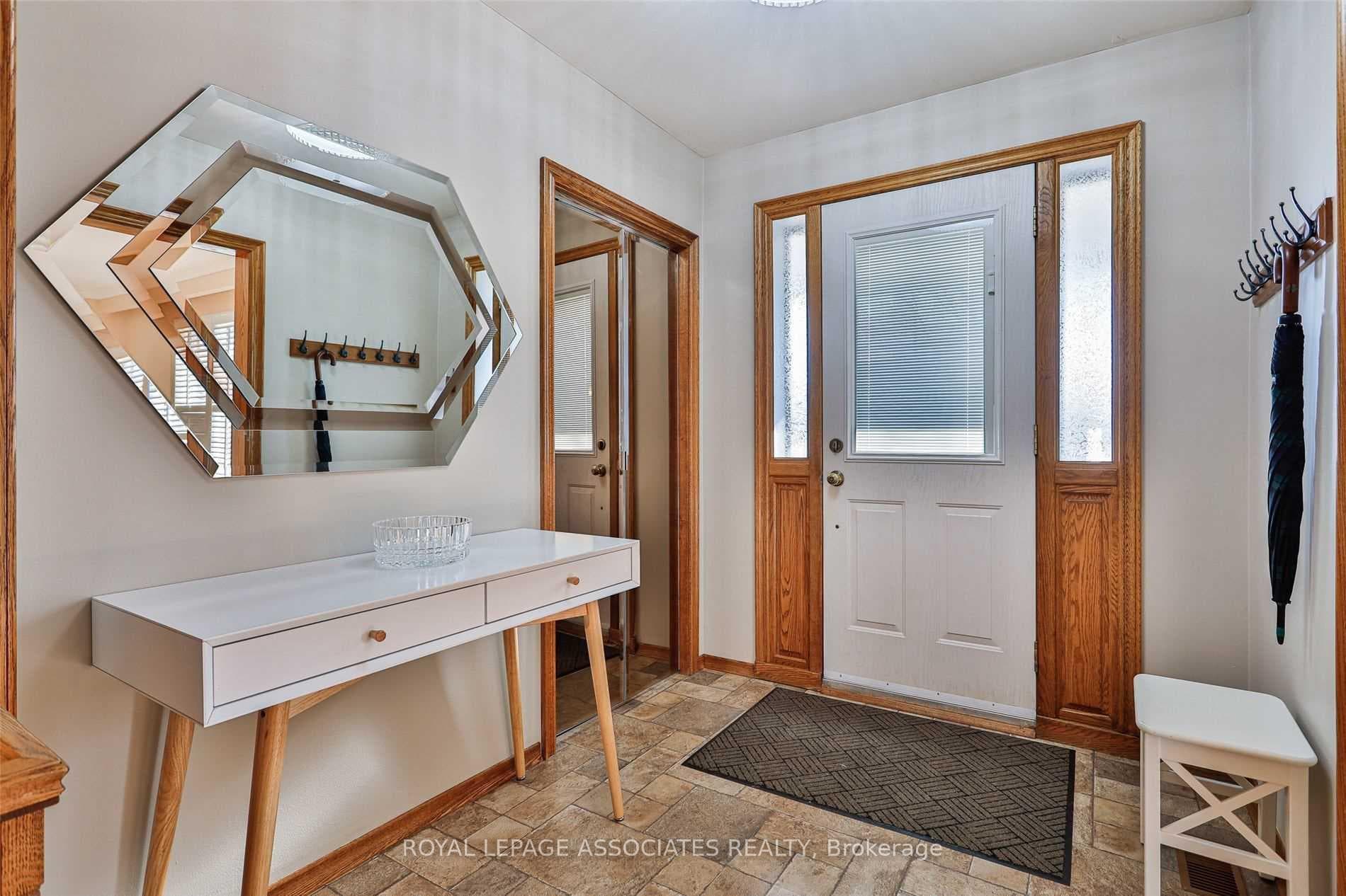166 Lynnbrook Drive photo 2