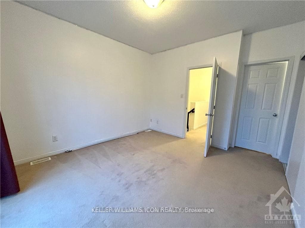 146 Urbancrest Private photo 9