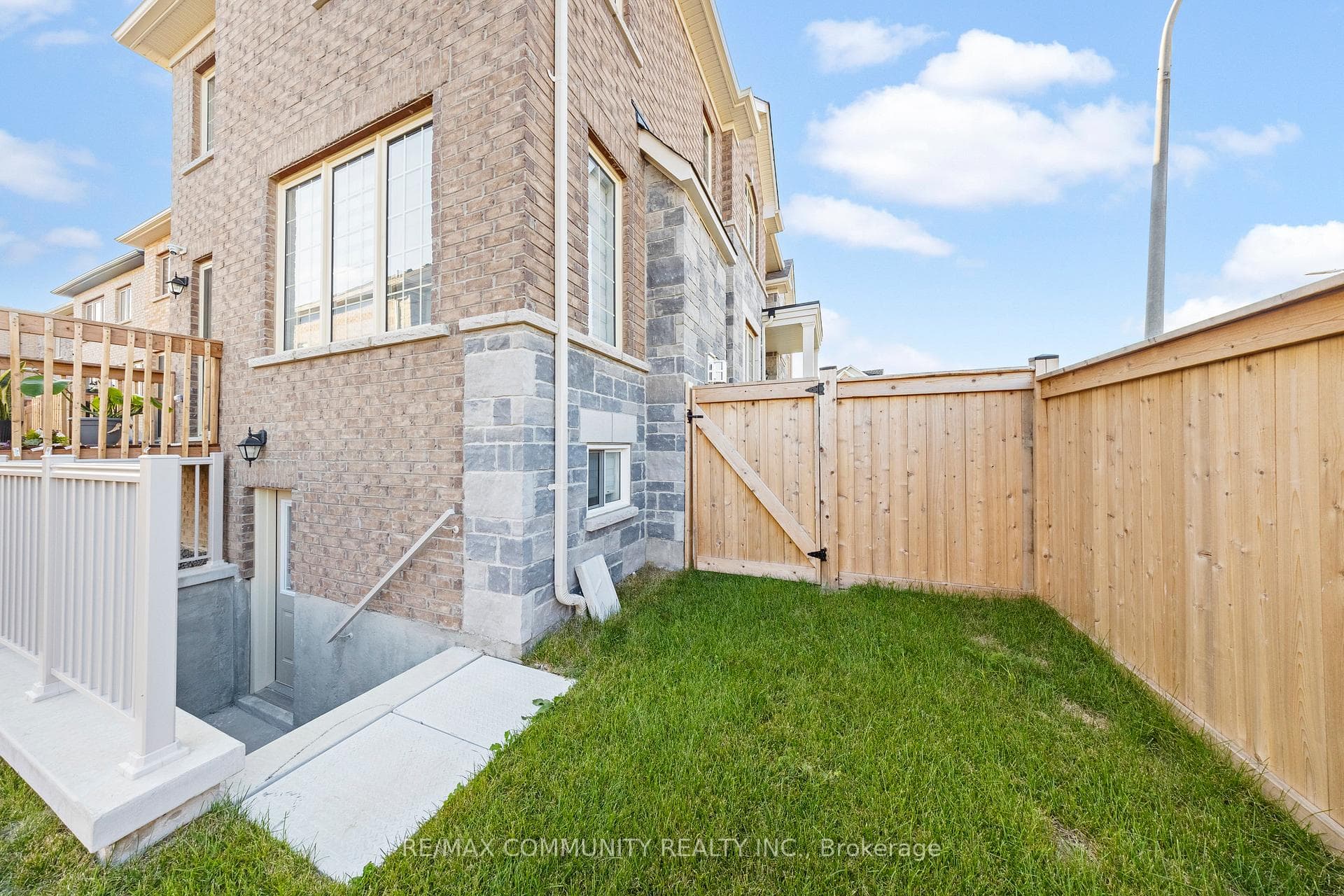 1089 Orenda Street photo 4