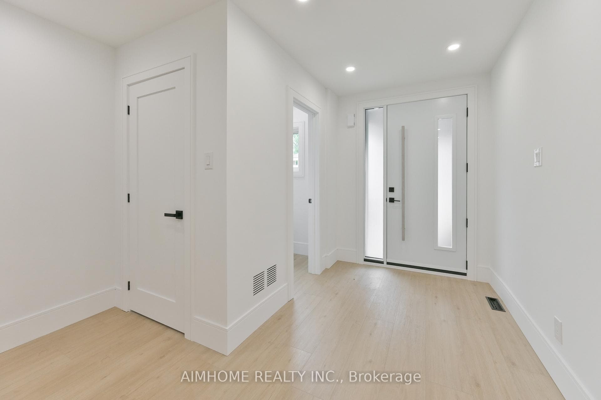 61 Newdawn Crescent photo 3