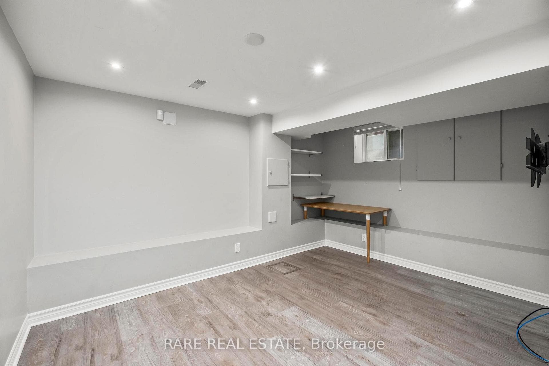 893 Dovercourt Road photo 26