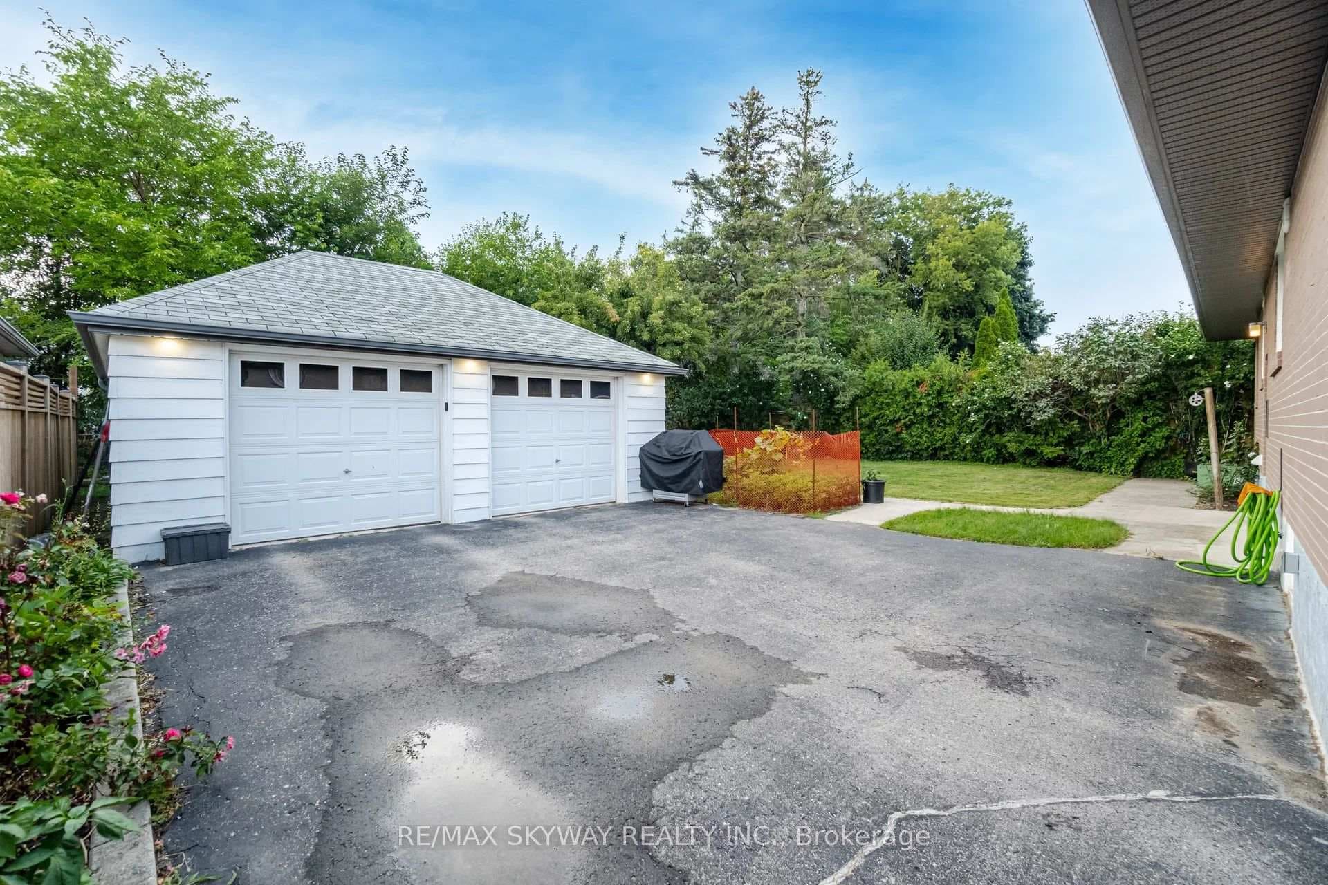 1111 Pinegrove Road photo 35