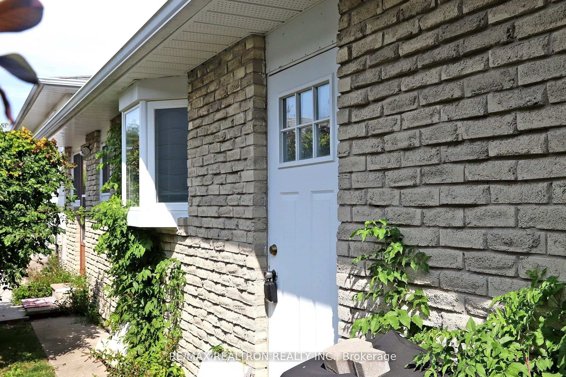 66 La Peer Boulevard photo 32