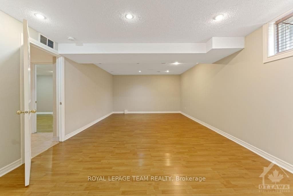 96 BOREALIS Crescent photo 24