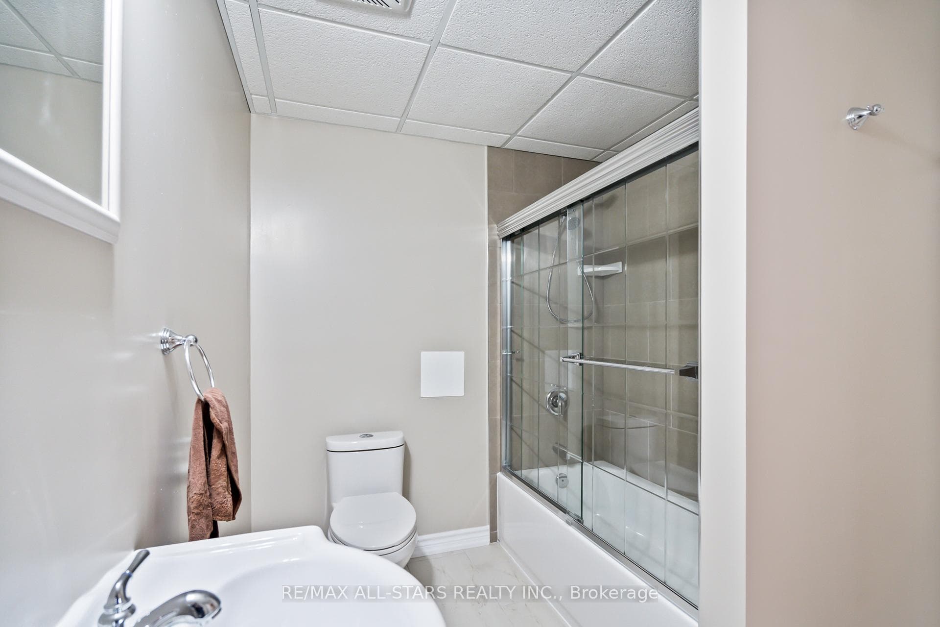 97 Mayfair Drive photo 31