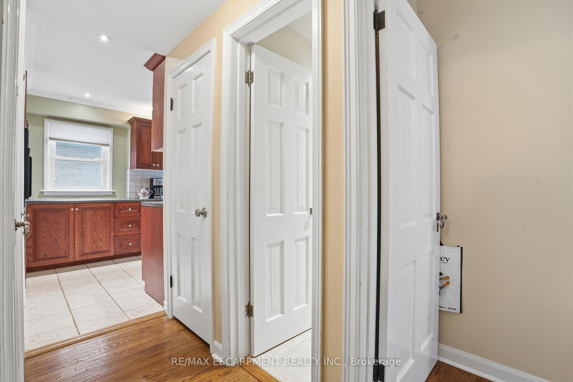 77 Arcade Crescent photo 18