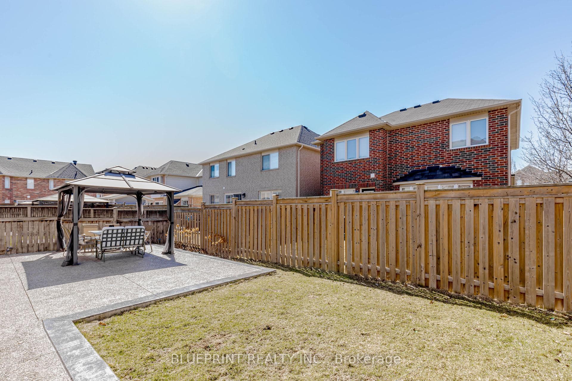 649 Brothers Crescent photo 12