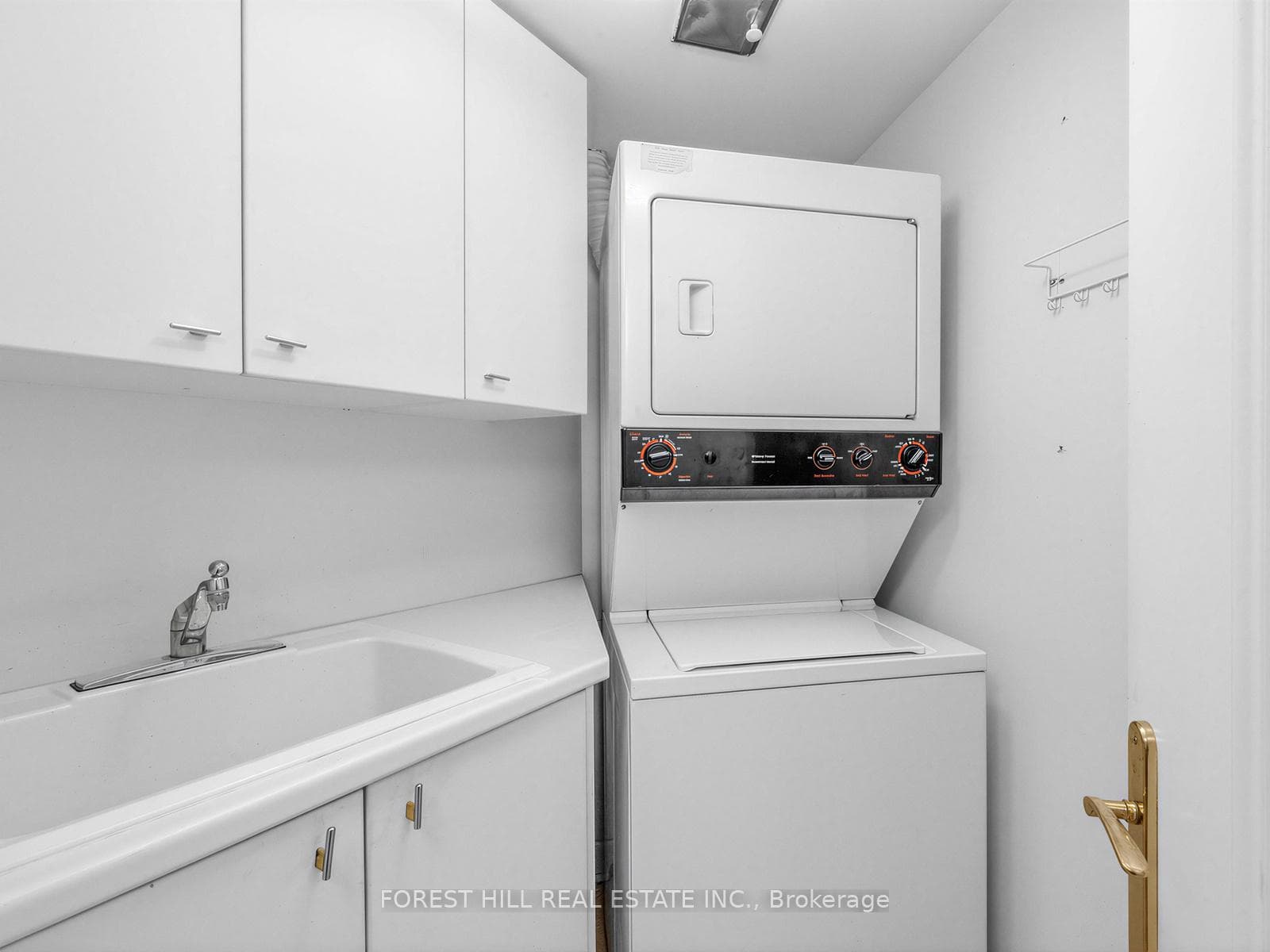 2727 Yonge Street Unit 412 photo 3